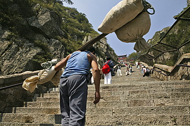 Porter, Stairway to Heaven, Tai Shan, Shandong province, Taishan, Mount Tai, World Heritage, China, Asia, UNESCO