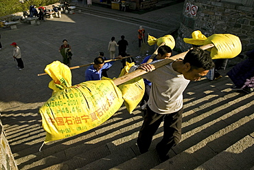 Porter, Stairway to Heaven, Tai Shan, Shandong province, Taishan, Mount Tai, World Heritage, China, Asia, UNESCO