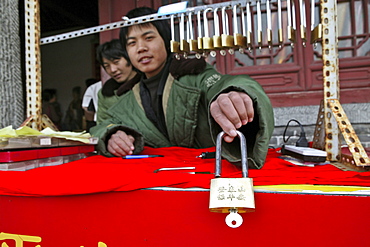 lucky locks, seller, Tai Shan, Shandong province, Taishan, Mount Tai, World Heritage, UNESCO, China, Asia