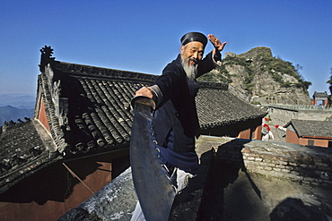 Taichi master, monk demonstrates a ritual sword fight, Tianzhu feng, monastery village, below the peak, Wudang Shan, Taoist mountain, Hubei province, Wudangshan, Mount Wudang, UNESCO world cultural heritage site, birthplace of Tai chi, China, Asia