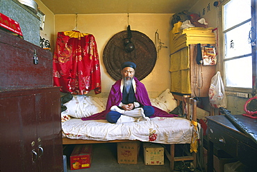 Monk meditating in lotus position, Mount Wudang, Wudang Shan, Taoist Mountain, Hubai Province, UNESCO World Cultural Heritage, Birthplace of Tai Chi, China