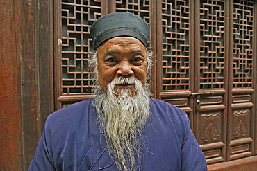 portrait of elderly bearded Taoist monk, Wudang Shan, Taoist mountain, Hubei province, Wudangshan, Mount Wudang, UNESCO world cultural heritage site, birthplace of Tai chi, China, Asia