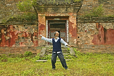 Master demonstrates Taichi movements, in front of his old house below the peak, Wudang Shan, Taoist mountain, Hubei province, Wudangshan, Mount Wudang, UNESCO world cultural heritage site, birthplace of Tai chi, China, Asia