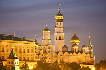 Kreml with its building (from left): Grand The Kremlin palace and its buildings (from left): Cathedral of the Annunciation, Iwan the Great belltower, Cathedral of the Archangel Michael and the Saviourtower (Spasskaya) of the Kremlin wall, Moscow, Russia