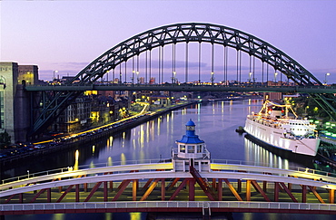 Europe, Great Britain, England, Tyne and Wear, Newcastle upon Tyne, Tyne and swing Bridge