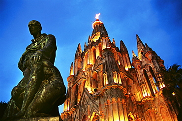 Church, Parroquia de S. Miguel Arcangel and statue at night, San Miguel de Allende, Mexico