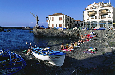 Fishing boats at beach, Puerto de la Cruz, Teneriffa, Canary Islands, Spain