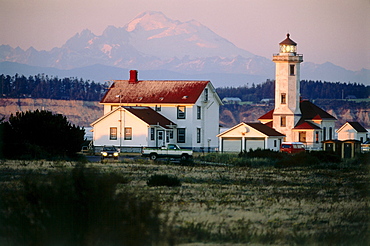 Point Wilson Lighthouse, Mt. Baker in 110 km Distanz in Port Townsend, Olympic Peninsula, Washington, USA