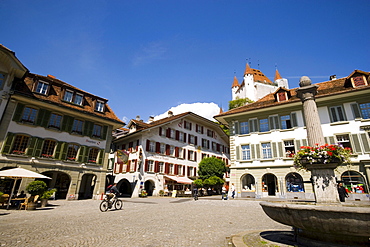 Fountain, cyclist passing Rathausplatz (town hall square), Castle Thun in background, Thun (largest garrison town of Switzerland), Bernese Oberland (highlands), Canton of Bern, Switzerland