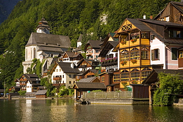 View over lake Hallstatt to houses at lakeshore, Hallstatt, Salzkammergut, Upper Austria, Austria