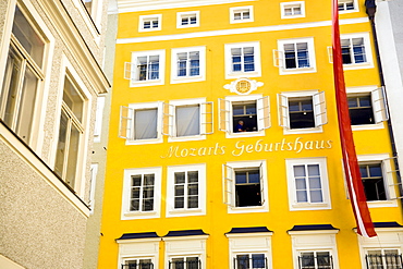 Mozart's birthplace in the Getreidegasse, Wolfgang Amadeus Mozart was born here on January 27, 1756, today the rooms once occupied by the Mozart family house a museum, Salzburg, Salzburg, Austria, Since 1996 historic centre of the city part of the UNESCO World Heritage Site