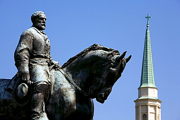 Statue of General Robert E Lee in front of blue sky, Charlottesville, Virginia, USA