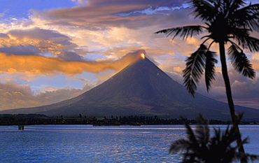 Mayon volcano near Legazpi City, eruption at sunset, Legazpi, Luzon Island, Philippines, Asia