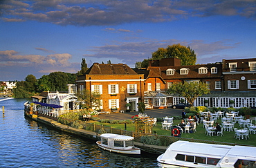 Europe, England, Buckinghamshire, Marlow, river Thames, The Compleat Angler Hotel