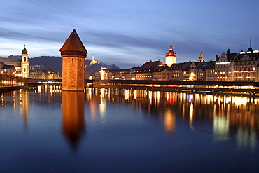 Kapellbruecke in winter, Luzern, Switzerland, Europe