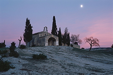 Church, St. Sixte-Kapelle in the evening light, near Eygalieres, Provence, France