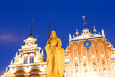 Schwarzhaeupter guild hall with the statue of Roland