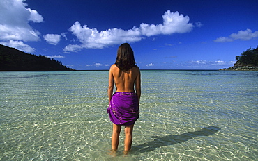 Woman standing in water on the beach, Dinghy Bay auf Brampton Island, Whitsunday Islands, Great Barrier Reef, Australia