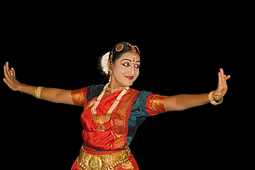 India Kerala Kumarakom backwaters Taj Garden Retreat Hotel dance performance