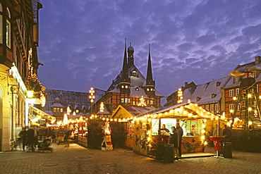 Wernigerode, market square, Christmas market, half-timbered houses, Harz mountains, Saxony Anhalt, Germany