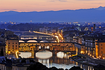 Italien, Toskana, Florenz, Übersicht mit Arno und Ponte Vecchio
