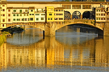 Italien, Toskana, Florenz, Arno und Ponte Vecchio