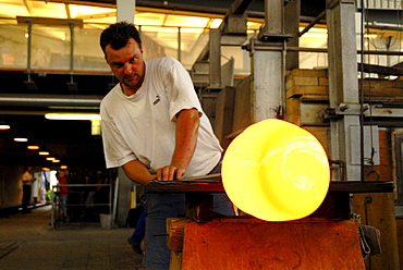 Man, glass blower, worker with glowing glass, Glassworks, Lauscha, Thuringia, Germany