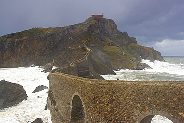 Stone bridge leading towards church on peninsula, San JuÂ·n de Gaztelugatxe, Mar CantÂ·brico, Euskadi, PaÃŒs Vasco, Spain