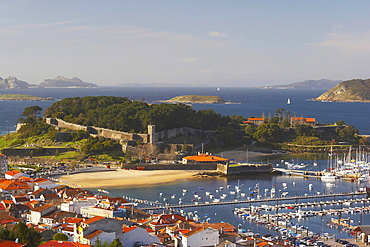 Baiona bay with harbour and fort, Fortaleza de Bayona, Islas Cies, RÃŒa de Vigo, RÃŒas Bajas, Baiona, Bayona, Galicia, Spain