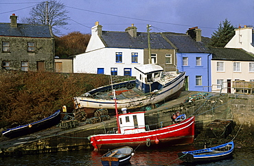 Europe, Great Britain, Ireland, Co. Galway, Connemara, fishing village of Roundstone, fishing boats at the pier