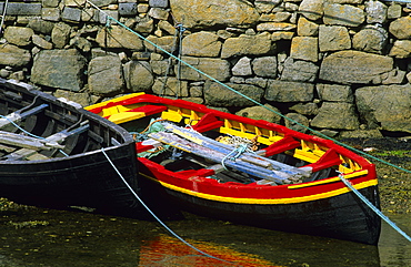 Europe, Great Britain, Ireland, Co. Galway, Connemara, rowing boats at the pier in Roundstone