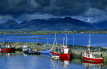 Europe, Great Britain, Ireland, Co. Galway, Connemara, fishing village of Roundstone, fishing boats at the pier