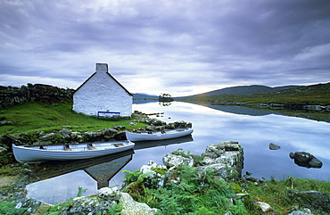 Europe, Great Britain, Ireland, Co. Galway, Connemara, cottage at the coast near Casla