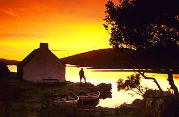 Europe, Great Britain, Ireland, Co. Galway, Connemara, cottage at the coast near Casla