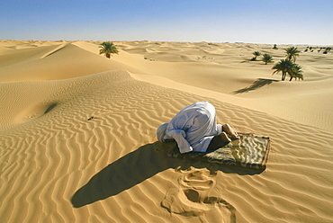 Praying Berber People, Grand Erg Occidental, Sahara, Algeria, Africa