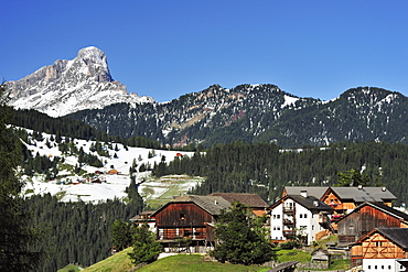 Farmhouses beneath Peitlerkofel, Val Badia, Dolomites, UNESCO World Heritage Site, South Tyrol, Italy