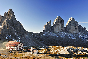 Hut Rifugio Locatelli, Drei-Zinnen-Huette, with Tre Cime di Lavaredo, Drei Zinnen, Dolomites, UNESCO World Heritage Site, South Tyrol, Italy