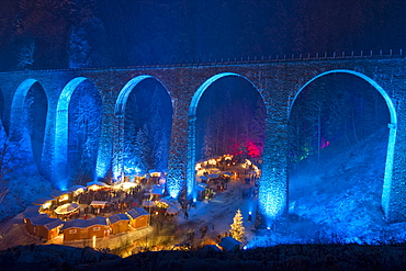 Christmas market in the Ravenna gorge, Ravenna bridge in the background, near Hinterzarten, Black Forest, Baden-Wuerttemberg, Germany