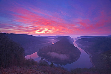 Horse-shoe bend of the river Saar at sunrise, Mettlach, Saar, Saar Territory, Germany, Europe