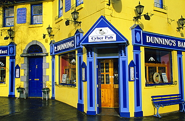 The colourful facade of Dunning's Pub, Westport, County Mayo, Ireland, Europe