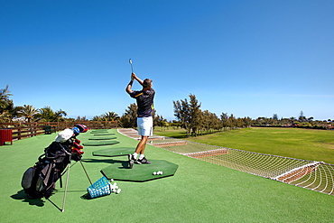 Golf player at the golf course, Maspalomas, Gran Canaria, Canary Islands, Spain, Europe