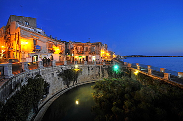 Fonte Aretusa at night, Siracusa, eastcoast, Sicily, Italy