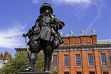 Statue of William III of Orange in front of the Palace of Kensington, Hyde Park, London, England, Great Britain, United Kingdom, Europe