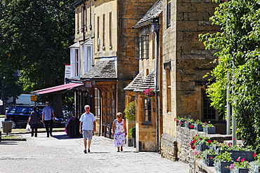 People at High Street, Broadway, Worcestershire, Cotswolds, England, Great Britain, Europe