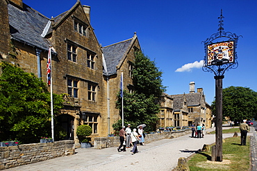 People at High Street, Broadway, Worcestershire, Cotswolds, England, Great Britain, Europe