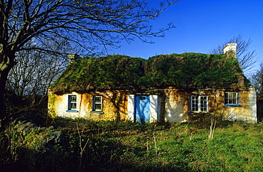 Cottage with grass covered roof, Inishowen peninsula, County Donegal, Ireland, Europe