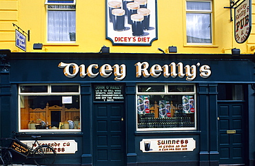 Europe, Great Britain, Ireland, Co. Donegal, Ballyshannon, Dicey Reilly's Pub