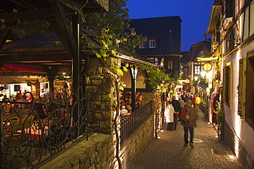 The legendary Drosselgasse alley with wine bars and restaurants in the evening, Rudesheim am Rhein, Hesse, Germany, Europe