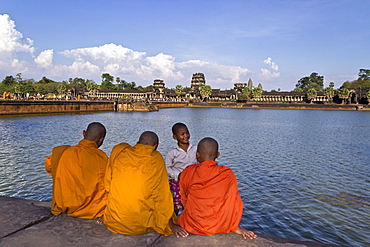 Monks at Angkor Wat Temple, Unesco World Cultural Heritage, Angkor, Cambodia