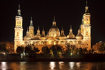 Basilica de Nuestra Senora del Pilar at Ebro river at night, Zaragoza, Saragossa, province of Zaragoza, Aragon, Northern Spain, Spain, Europe